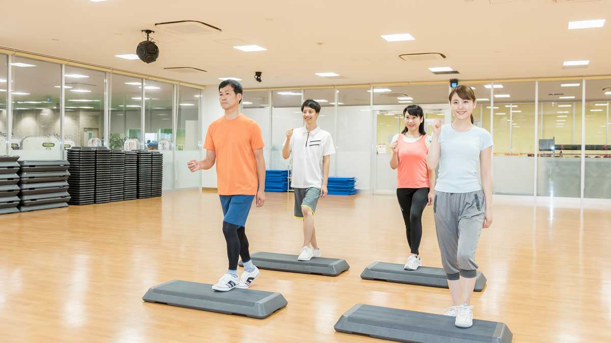 フィットネススタジオで運動する人々