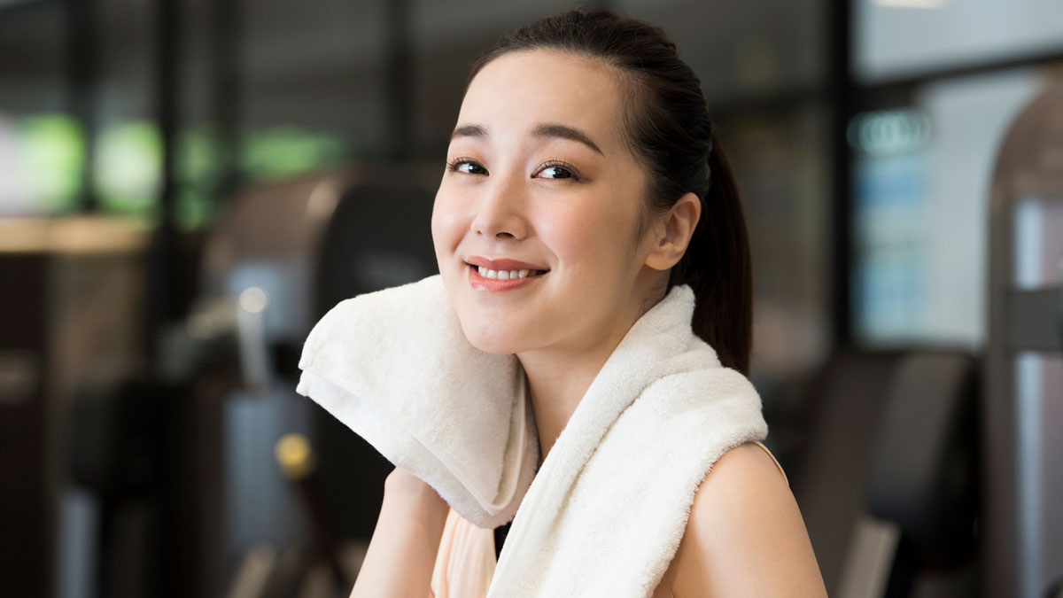 汗を拭く女性