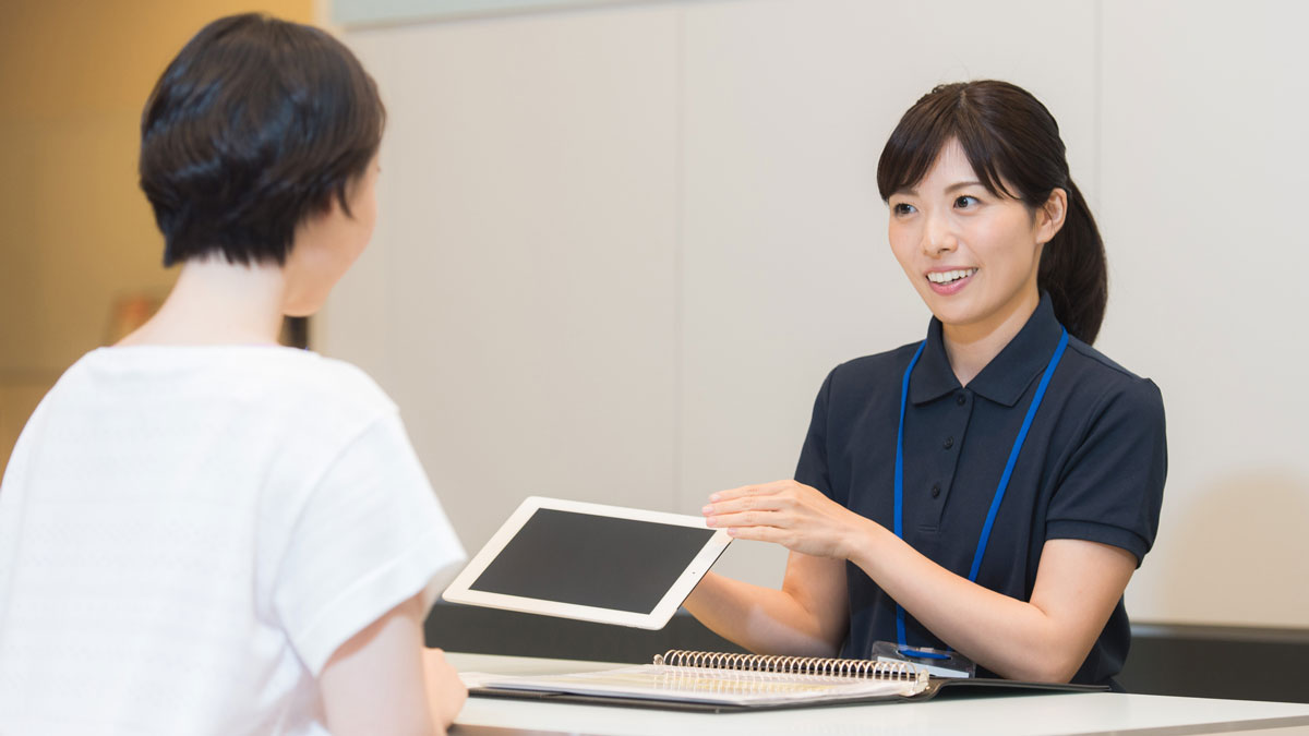 入会手続きを受ける女性