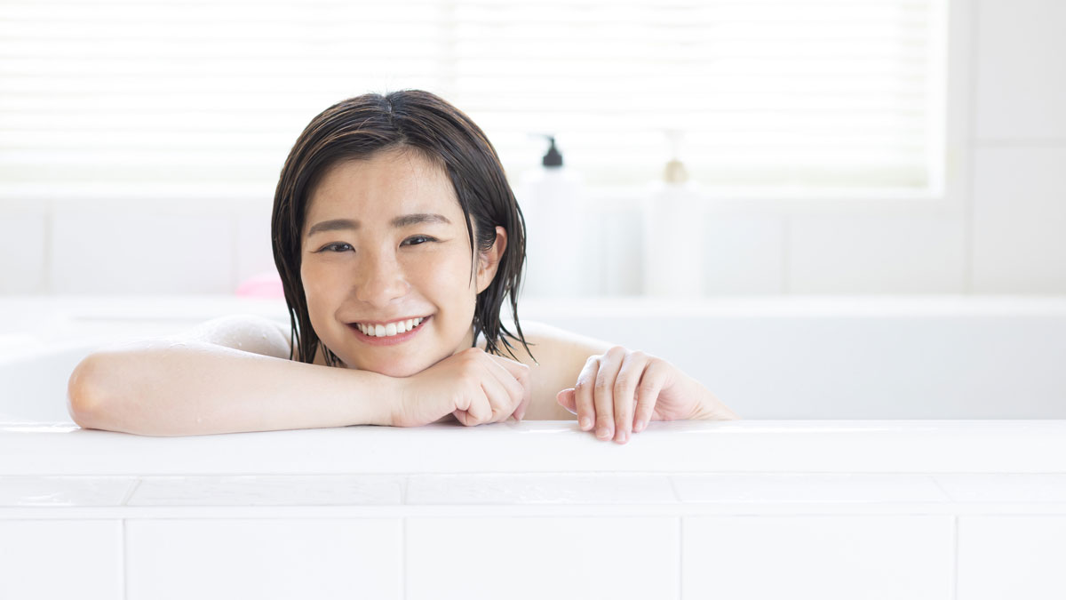 バスタブで入浴を楽しんでいる女性