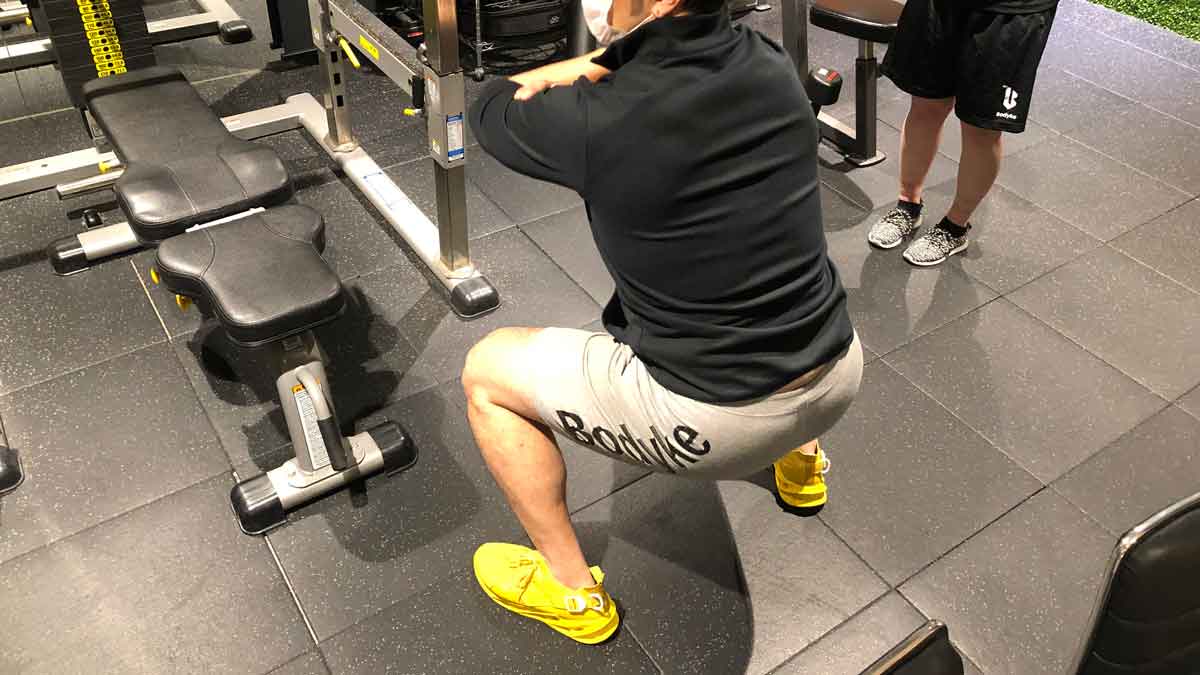 指導する青木トレーナー